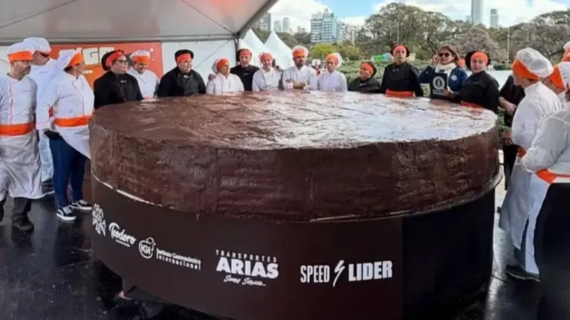 Cocinaron el alfajor más grande del mundo y rompieron un récord Guinness