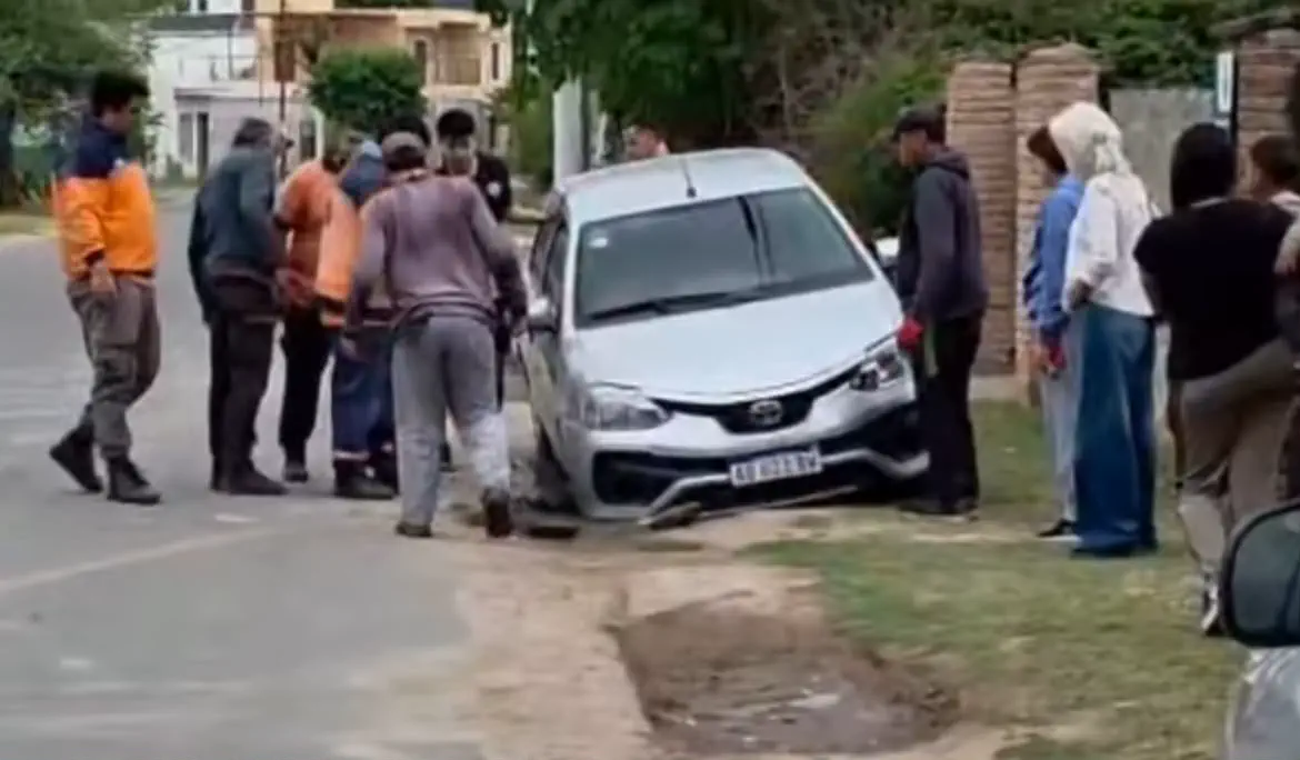 Nuevo hundimiento en Valle Viejo: un automóvil quedó atrapado tras ceder el asfalto